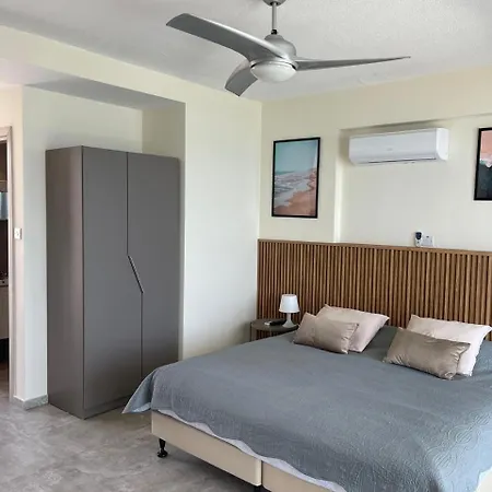 Harbour Lights Studio Apartments Paphos Exterior photo